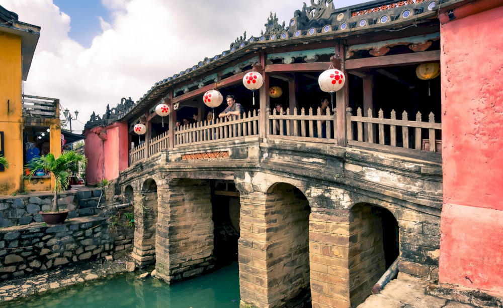 Built with an "upper house, lower bridge" design